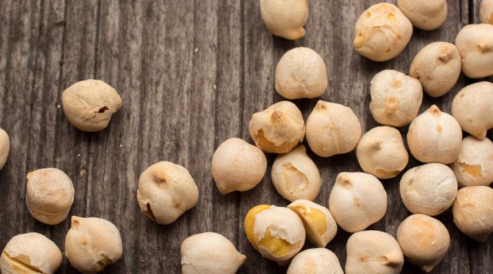 MAD: Lynstegt laks med kikærter og ramsløg