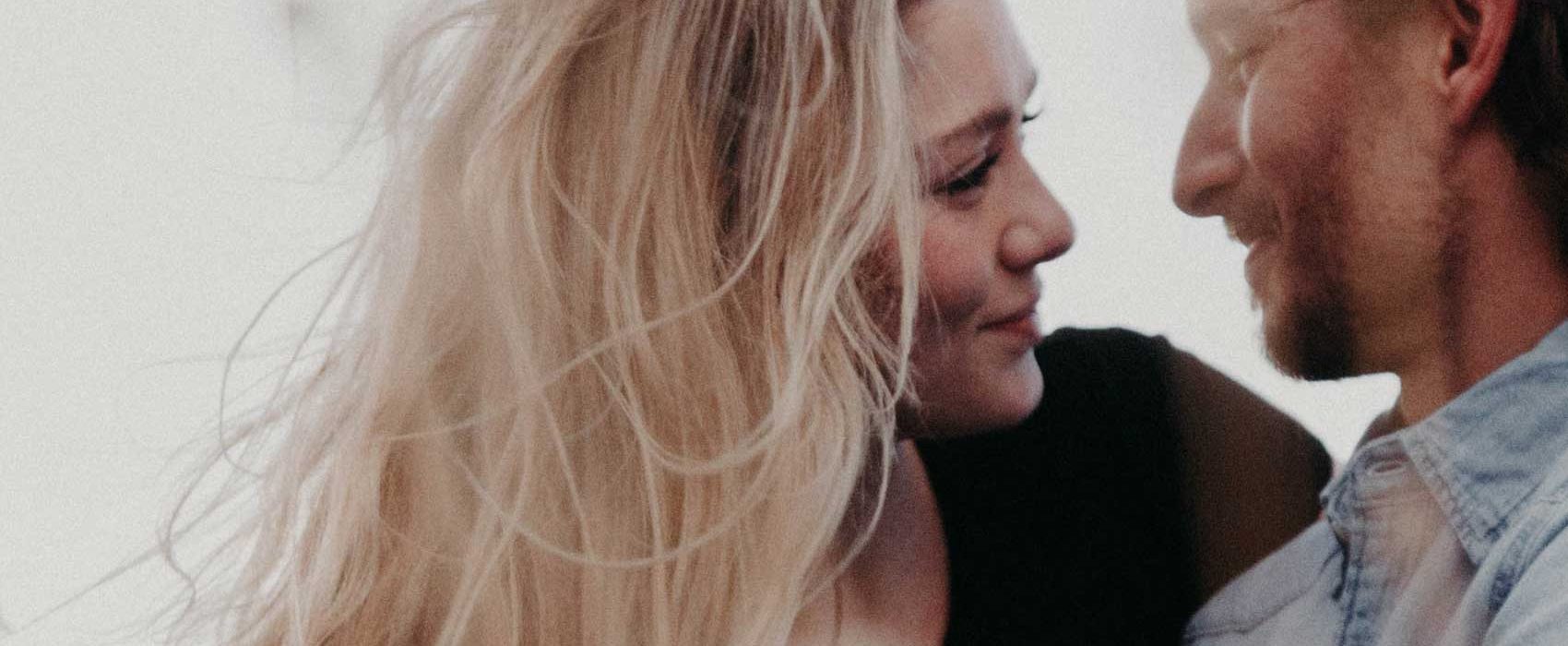 FÅ MIG TIL AT GRINE. OG KOMME. SÅ FORLADER JEG DIG ALDRIG!