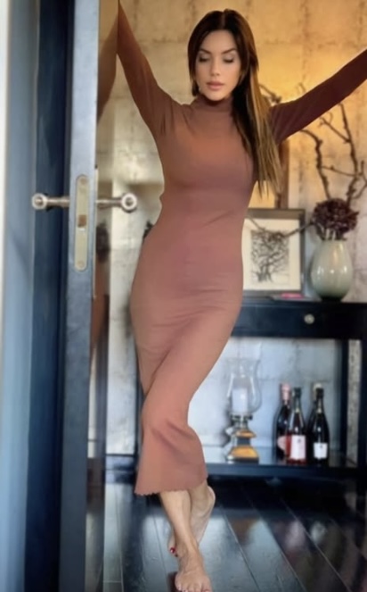 Du laver aftensmad. Han ser Youtube